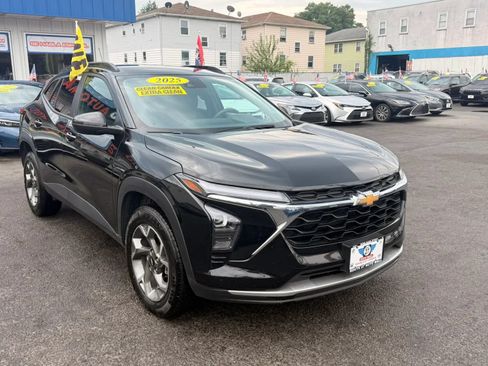 Used 2025 Chevrolet Trax LT FWD image 2