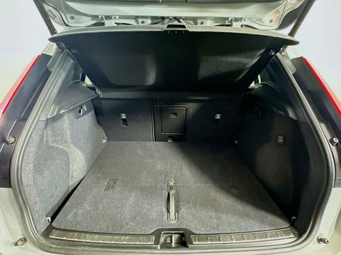 Used 2025 Volvo XC40 B5 Plus image 31