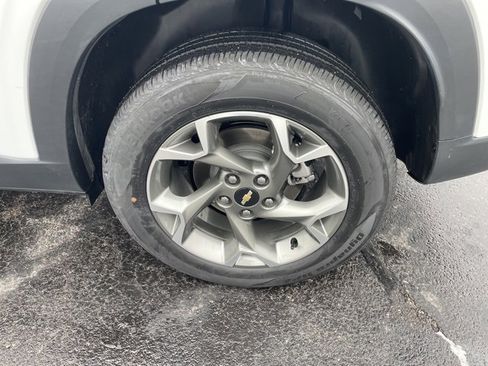 Used 2025 Chevrolet Trax LT w/ LT Convenience Package image 11