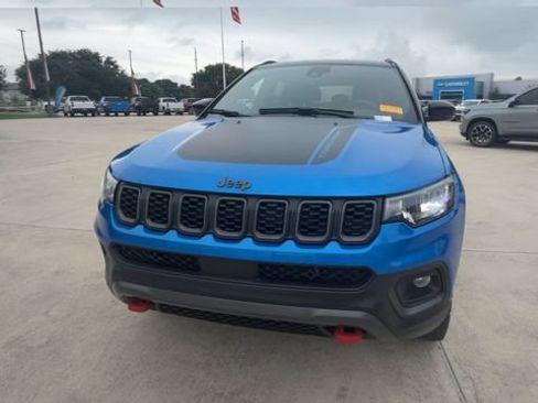 Used 2025 Jeep Compass Trailhawk AWD/4WD image 3