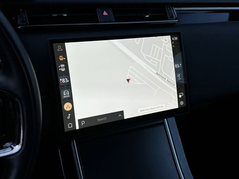 Used 2025 Land Rover Range Rover Velar Dynamic SE image 18