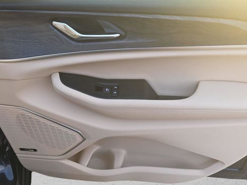 Used 2024 Jeep Grand Cherokee Limited w/ Luxury Tech Group II image 36