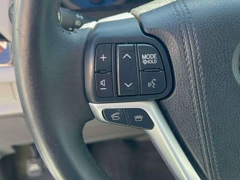 Used 2017 Toyota Sienna XLE w/ XLE Navigation Package FWD image 24