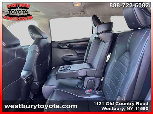 Used 2023 Toyota Highlander XLE image 12