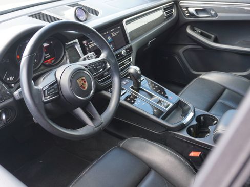 Certified 2024 Porsche Macan AWD/4WD image 4