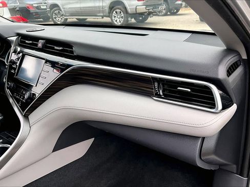 Used 2018 Toyota Camry XLE image 17