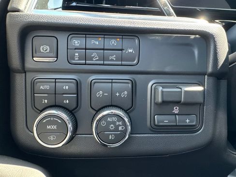 New 2026 Chevrolet Suburban Z71 w/ Z71 Off-Road Package AWD/4WD image 32