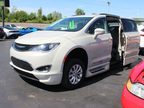 Used 2017 Chrysler Pacifica Touring-L FWD image 8