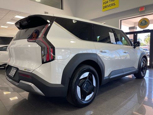 Used 2024 Kia EV9 Light Long Range RWD image 8