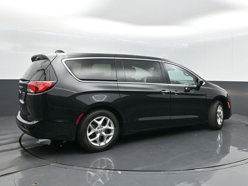 Used 2019 Chrysler Pacifica Touring Plus w/ Advanced Safetytec Group FWD image 7