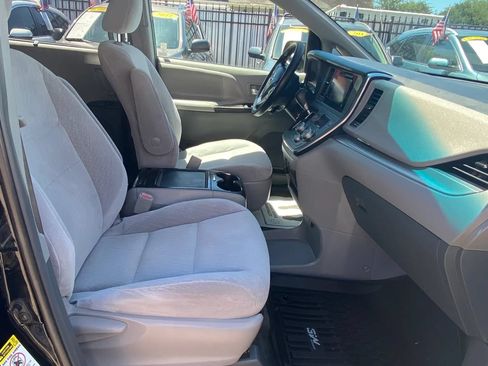 Used 2017 Toyota Sienna LE FWD image 14