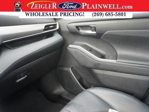 Used 2023 Toyota Highlander XLE image 35