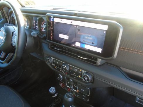 Certified 2024 Jeep Gladiator Mojave w/ Technology Group image 14