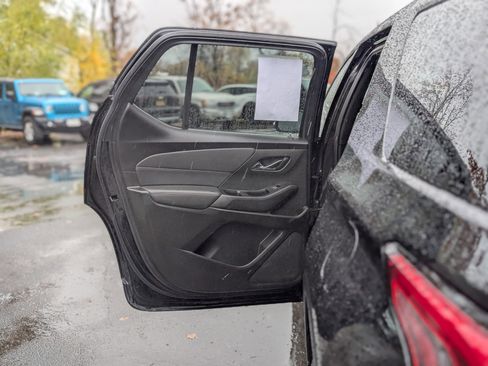 Used 2023 Chevrolet Traverse RS image 37