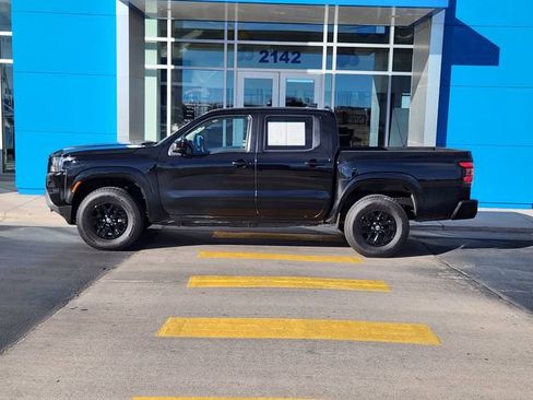 Used 2024 Nissan Frontier SV image 2