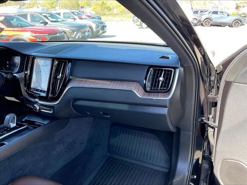 Used 2022 Volvo XC60 B5 Momentum w/ Climate Package AWD/4WD image 13