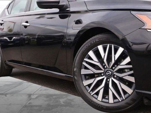 Used 2024 Nissan Altima 2.5 SV image 3