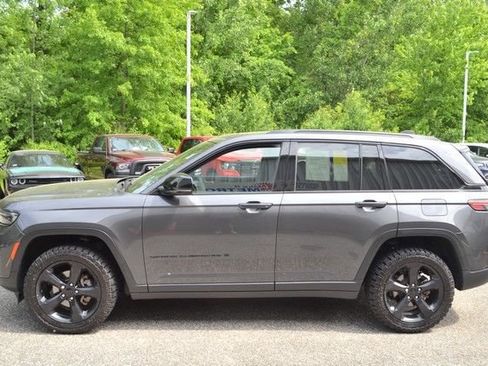Used 2023 Jeep Grand Cherokee Altitude AWD/4WD image 5