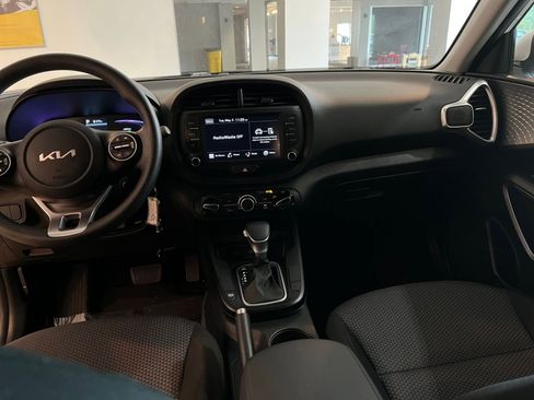 Used 2025 Kia Soul LX w/ LX Technology Package FWD image 34