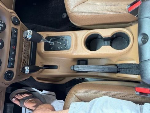 Used 2016 Jeep Wrangler Unlimited Sahara w/ Connectivity Group AWD/4WD image 23