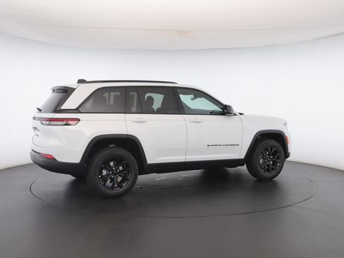 New 2025 Jeep Grand Cherokee Altitude image 28