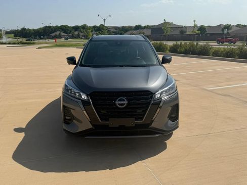 Used 2023 Nissan Kicks SR w/ SR Premium Package FWD image 2