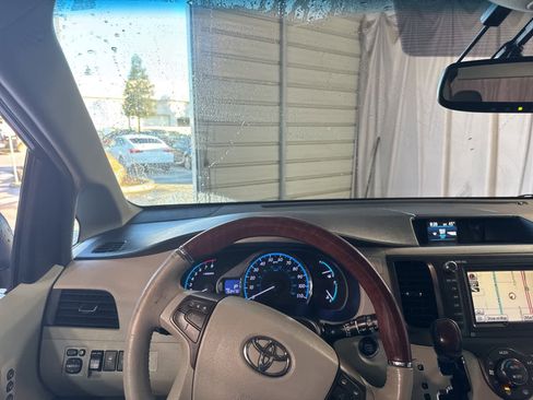 Used 2013 Toyota Sienna Limited image 22