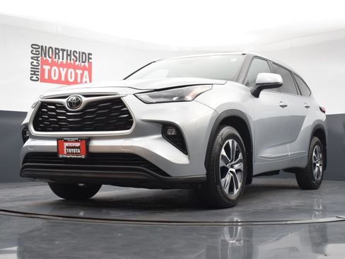 Used 2022 Toyota Highlander XLE AWD/4WD image 35