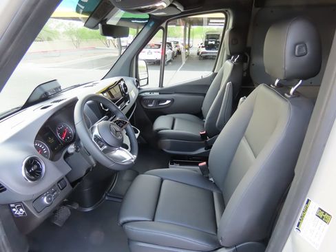 Used 2025 Mercedes-Benz Sprinter 2500 image 21