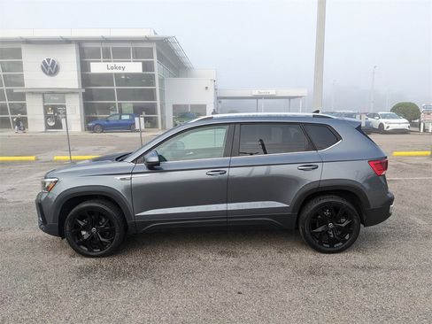 Certified 2024 Volkswagen Taos SE w/ Panoramic Sunroof Package image 5