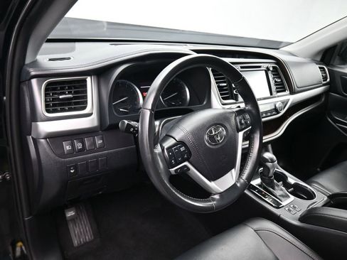 Used 2019 Toyota Highlander XLE image 13