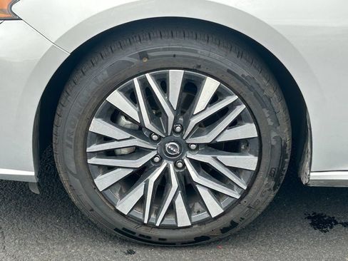 Used 2024 Nissan Altima 2.5 SV FWD image 11