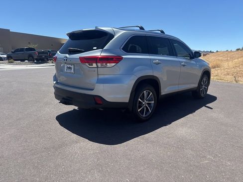 Used 2019 Toyota Highlander XLE AWD/4WD image 5