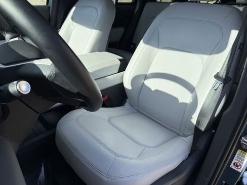 Used 2025 Land Rover Defender 110 X-Dynamic SE image 33