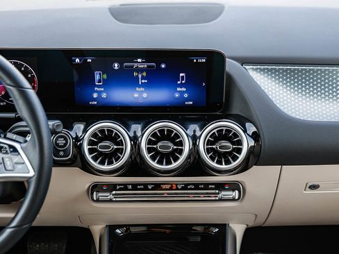 Used 2025 Mercedes-Benz GLA 250 4MATIC image 11