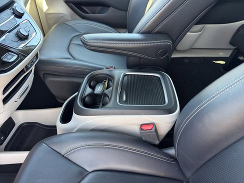 Used 2024 Chrysler Pacifica Touring-L image 14