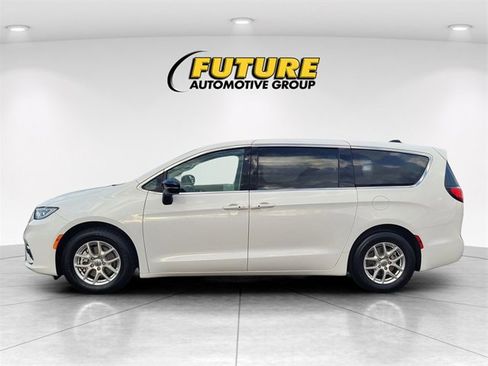 Used 2024 Chrysler Pacifica Touring-L image 6