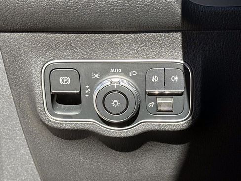 Certified 2025 Mercedes-Benz GLB 250 image 28