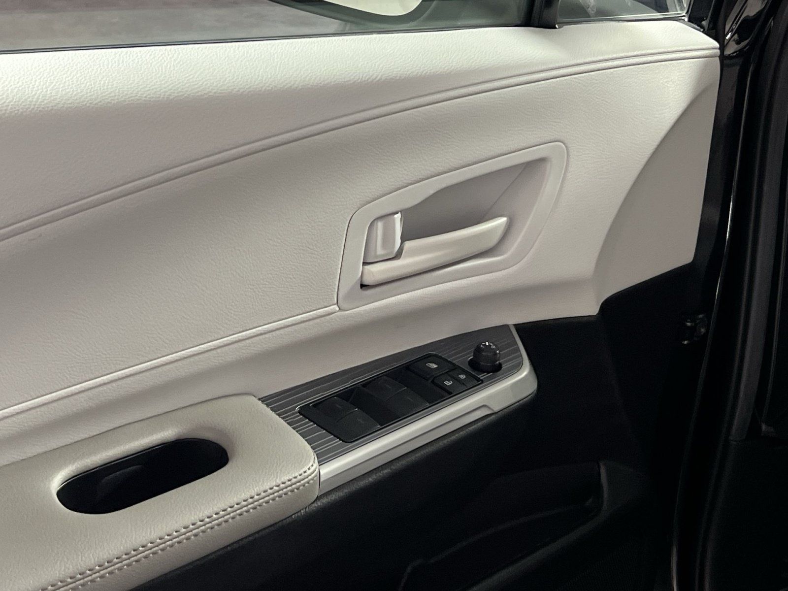 Used 2025 Toyota Sienna LE FWD image 15