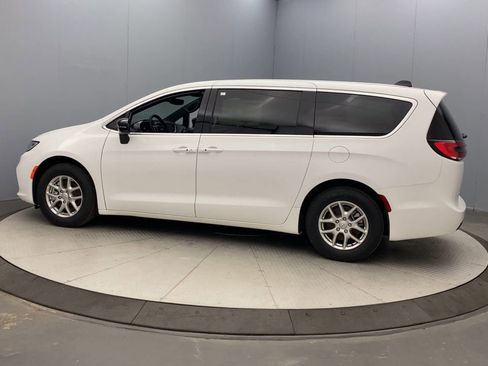 New 2026 Chrysler Pacifica Select FWD image 2