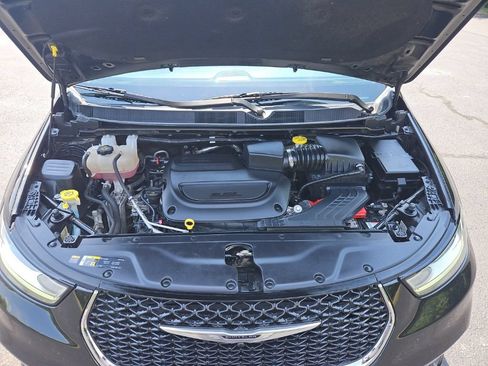 Used 2024 Chrysler Pacifica Touring-L FWD image 2
