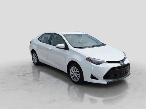 Used 2018 Toyota Corolla LE FWD image 2