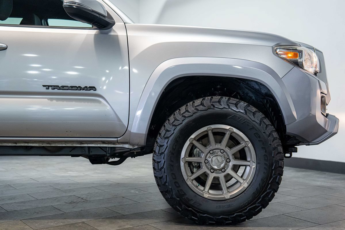Used 2017 Toyota Tacoma TRD Sport w/ Tow Package AWD/4WD image 9