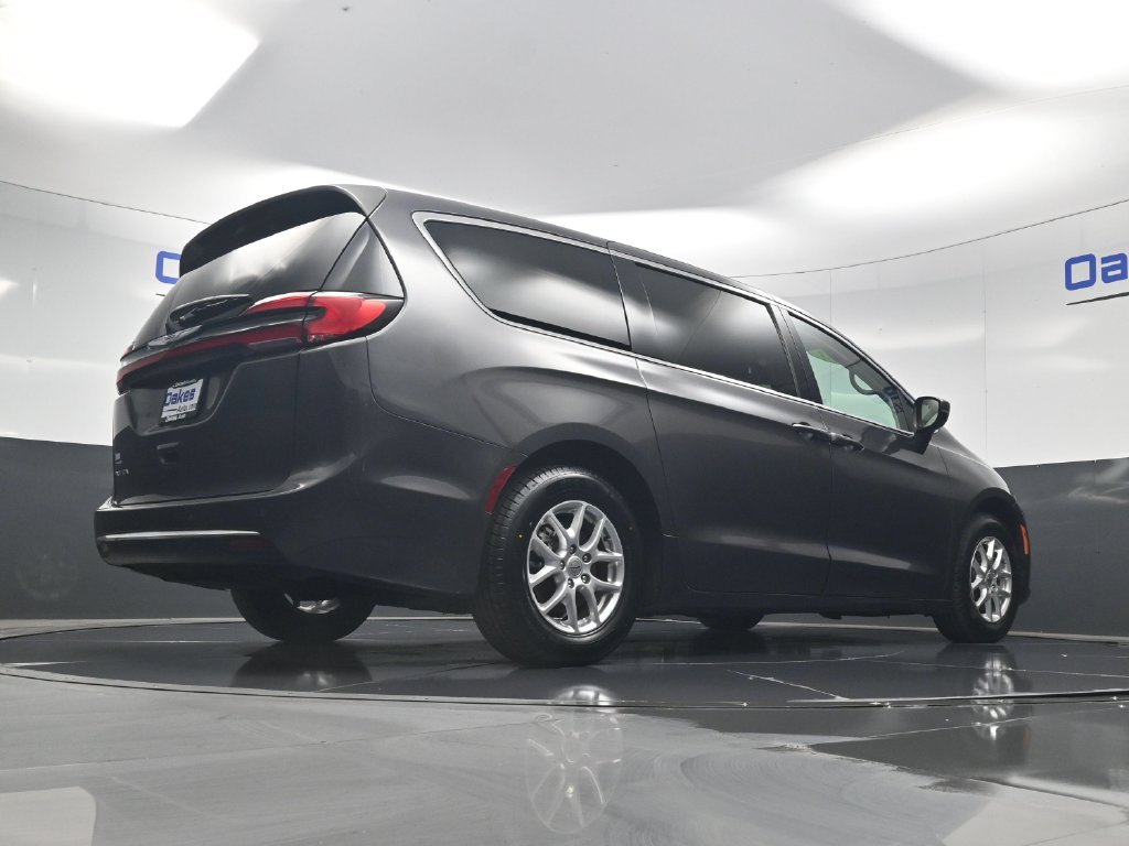 Used 2023 Chrysler Pacifica Touring-L FWD image 43