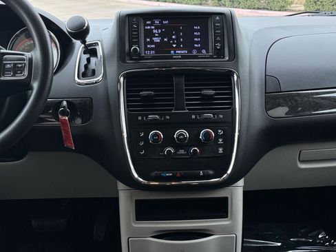 Used 2018 Dodge Grand Caravan SE w/ UConnect Hands-Free Group image 27