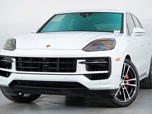 Used 2024 Porsche Cayenne S w/ Premium Package Plus image 3
