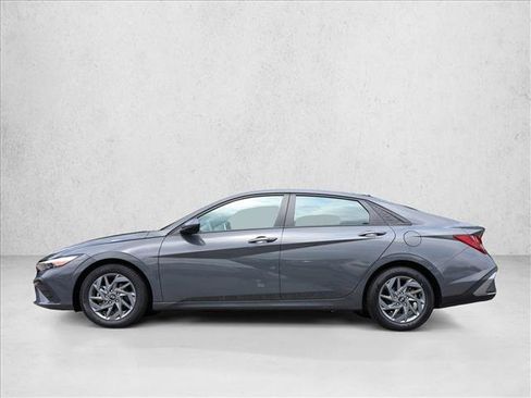 Used 2024 Hyundai Elantra SEL FWD image 8