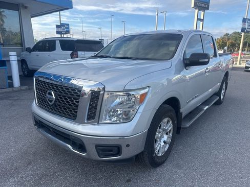 Used 2018 Nissan Titan SV w/ SV Convenience Package image 2