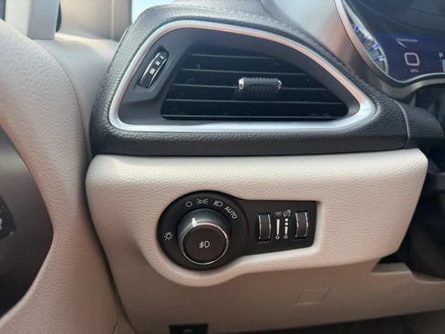 Used 2018 Chrysler Pacifica Limited FWD image 18