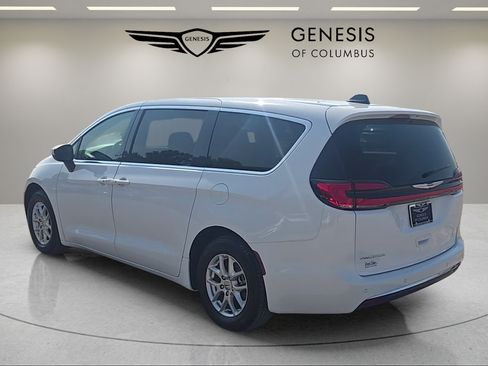 Used 2023 Chrysler Pacifica Touring-L FWD image 3